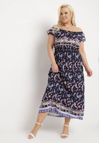 Born2be - Granatowa Sukienka na Lato Bawełniana Hiszpanka z Wzorem Paisley i Gumką w Pasie Vediana. Okazja: na wesele, na spacer, na co dzień, na ślub cywilny. Typ kołnierza: dekolt hiszpanka. Kolor: niebieski. Materiał: bawełna. Długość rękawa: na ramiączkach. Wzór: paisley. Sezon: lato. Styl: casual