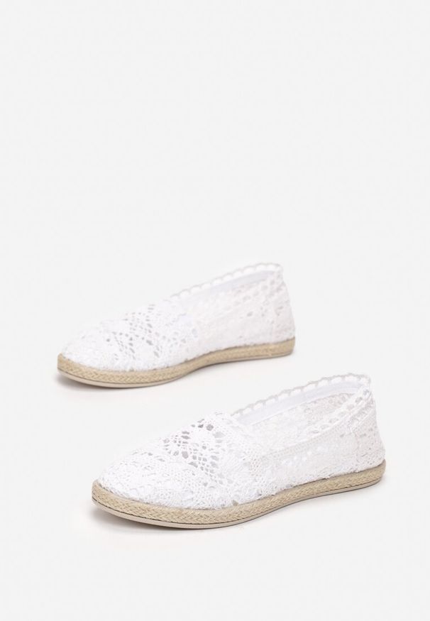 Born2be - Białe Espadryle Satisfyinglys. Nosek buta: okrągły. Zapięcie: bez zapięcia. Kolor: biały. Szerokość cholewki: normalna. Wzór: aplikacja, ażurowy, koronka. Wysokość cholewki: przed kostkę. Materiał: koronka, materiał, jeans. Obcas: na platformie. Styl: boho