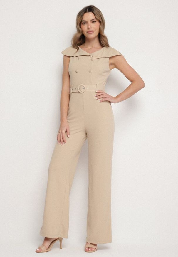 Born2be - Beżowy Kombinezon z Wywijanym Dekoltem w Łódkę i Paskiem z Klamrą Galithiela. Okazja: na co dzień. Kolor: beżowy. Wzór: aplikacja. Styl: klasyczny, casual, elegancki