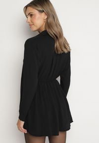 Born2be - Czarna Asymetryczna Sukienka o Koszulowym Kroju z Gumką w Talii Elodina. Kolor: czarny. Długość rękawa: długi rękaw. Typ sukienki: asymetryczne, koszulowe. Styl: sportowy, elegancki #7