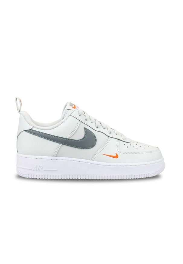 Buty do chodzenia męskie Nike Air Force 1 `07. Kolor: szary. Materiał: skóra, materiał. Szerokość cholewki: normalna. Model: Nike Air Force. Sport: turystyka piesza