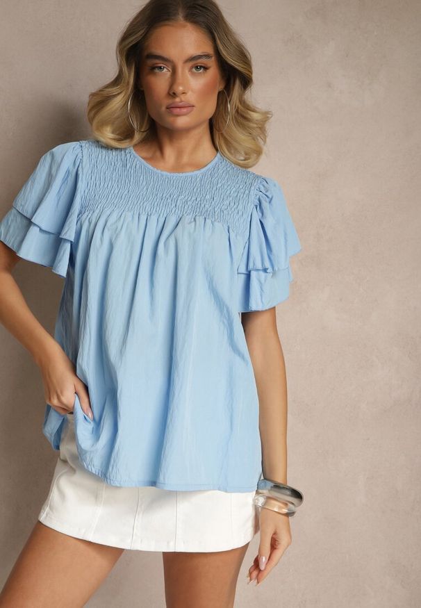 Renee - Jasnoniebieska Trapezowa Bluzka z Wiskozą Zdobiona Falbankami i Elastyczną Wstawką Mirlimi. Okazja: na co dzień. Typ kołnierza: kołnierz z falbankami. Kolor: niebieski. Materiał: wiskoza. Wzór: aplikacja. Styl: casual
