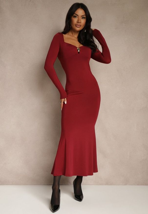 Renee - Bordowa Sukienka Koktajlowa z Wiskozą i Metaliczną Klamrą przy Dekolcie Refire. Okazja: na imprezę. Kolor: czerwony. Materiał: wiskoza. Styl: wizytowy. Długość: maxi