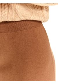 TOP SECRET - Dzianinowa spódnica midi z rozcięciem. Okazja: na co dzień. Kolor: brązowy. Materiał: dzianina. Długość: długie. Sezon: zima, jesień. Styl: casual #8