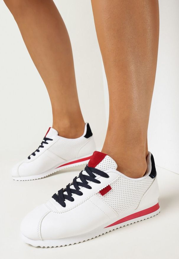 Born2be - Biało-Czerwone Sneakersy Sznurowane Atheleta. Okazja: na co dzień. Kolor: biały. Sport: fitness