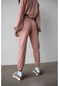 Marsala - Spodnie dresowe typu jogger w kolorze DUSTY PINK - DISPLAY. Stan: podwyższony. Materiał: dresówka. Styl: elegancki