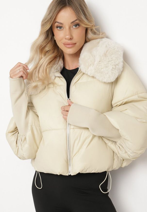 Born2be - Beżowa Pikowana Kurtka z Futrzanym Kołnierzem i Ściągaczami Alttoria. Okazja: do pracy, na spotkanie biznesowe. Kolor: beżowy. Materiał: futro. Długość rękawa: długi rękaw. Długość: długie. Styl: elegancki, biznesowy