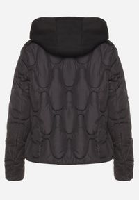 Born2be - Czarna Pikowana Kurtka z Materiałowym Kapturem i Kieszeniami Ravalynne. Okazja: na spacer, na co dzień. Kolor: czarny. Materiał: materiał. Styl: klasyczny, casual, elegancki, sportowy #4