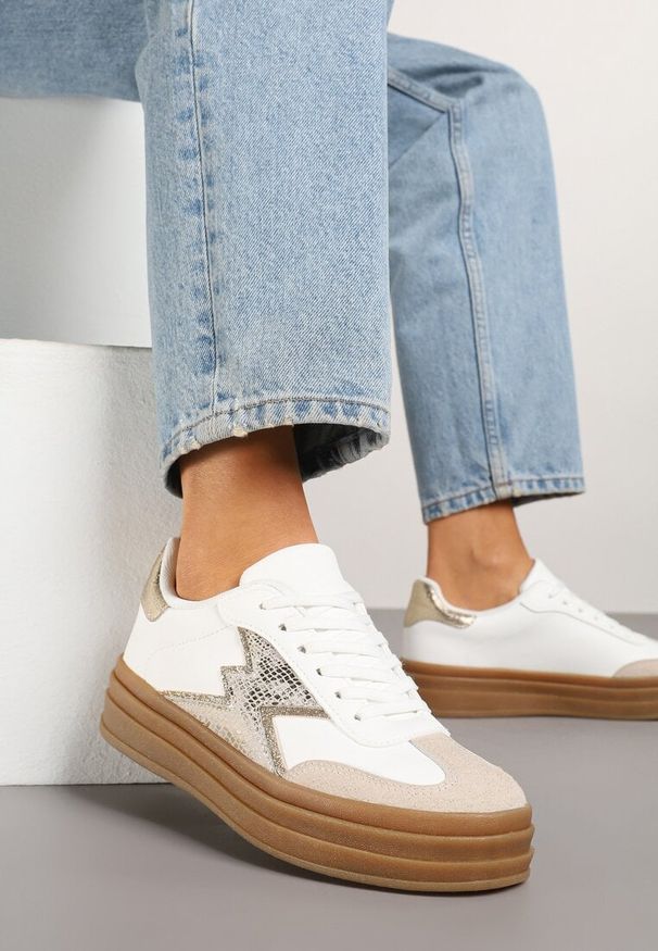 Renee - Złoto-Białe Sneakersy w Stylu Tenisówek Ozdobione Geometrycznym Wzorem Tolivanna. Okazja: na co dzień. Zapięcie: sznurówki. Kolor: złoty. Materiał: jeans. Wzór: geometria, aplikacja