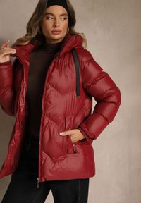 Renee - Bordowa Kurtka Pikowana z Kapturem i Sznurkami Oleanesa. Okazja: na co dzień. Typ kołnierza: kaptur. Kolor: czerwony. Materiał: jeans. Styl: casual, sportowy #3