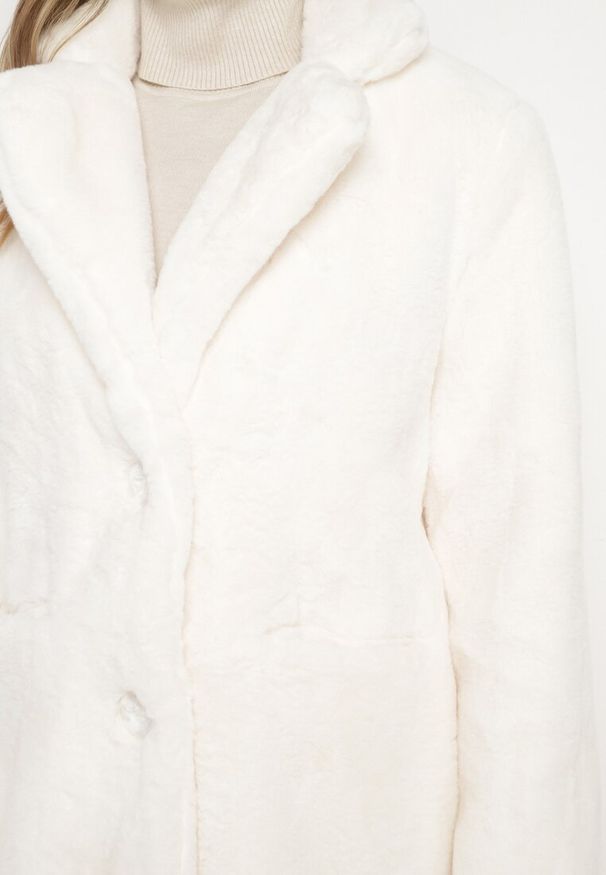 Born2be - Jasnobeżowy Futerkowy Płaszcz Jednorzędowy z Kieszeniami i Eleganckim Kołnierzem Daienna. Kolor: beżowy. Materiał: jeans. Styl: elegancki