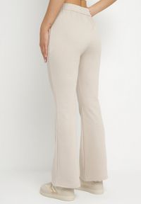 Born2be - Beżowe Spodnie Dresowe o Kroju Dzwonów z Gumką w Talii Efravella. Okazja: na co dzień. Kolor: beżowy. Materiał: dresówka. Styl: elegancki, casual #7