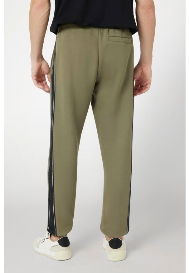 Guess - GUESS Zielone męskie spodnie dresowe z lampasami Mickey, Rozmiar XL. Kolor: zielony. Materiał: dresówka