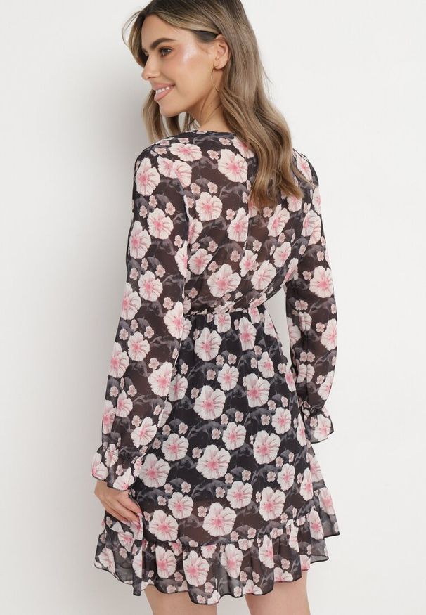 Born2be - Czarna Sukienka w Kwiaty z Trójkątnym Dekoltem Marnlla. Kolor: czarny. Wzór: kwiaty. Styl: klasyczny