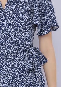 Born2be - Granatowa Sukienka Theminophe. Okazja: na co dzień. Kolor: niebieski. Materiał: wiskoza, tkanina, materiał. Wzór: kropki. Typ sukienki: proste, kopertowe, rozkloszowane. Styl: casual. Długość: maxi #2