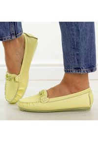 Żółte skórzane mokasyny damskie S.Barski 7034. Okazja: na co dzień, na spacer. Nosek buta: okrągły. Zapięcie: bez zapięcia. Kolor: żółty. Materiał: skóra. Szerokość cholewki: normalna. Sezon: wiosna, lato, jesień. Styl: casual, klasyczny, elegancki #1
