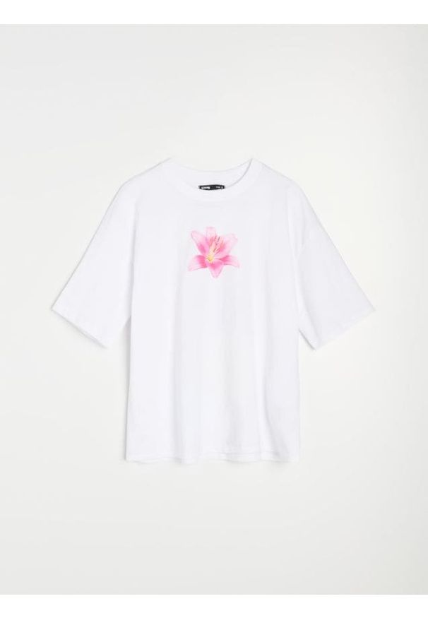 Sinsay - Bawełniana koszulka z motywem kwiatowym - biały. Kolor: biały. Materiał: bawełna. Wzór: kwiaty