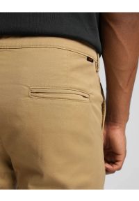 Lee - LEE MĘSKIE SPODNIE MATERIAŁOWE LEE SLIM CHINO CLAY L71LTY60. Materiał: materiał #4