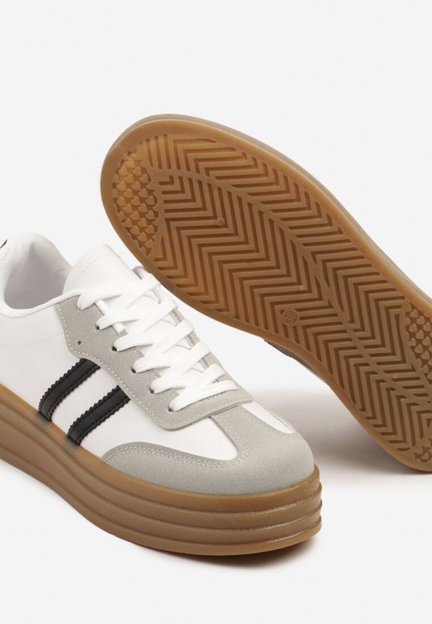 Renee - Biało-Czarne Sneakersy w Stylu Tenisówki z Paskami Hirnelia. Okazja: na co dzień. Zapięcie: pasek. Kolor: biały. Materiał: jeans