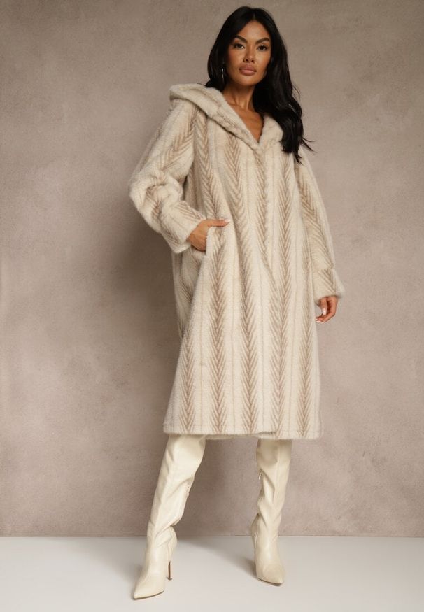 Renee - Jasnobeżowy Futrzany Płaszcz z Kapturem Zdobiony Pionowym Wzorem Elrinrahne. Typ kołnierza: kaptur. Kolor: beżowy. Materiał: futro. Długość rękawa: długi rękaw. Wzór: aplikacja. Styl: klasyczny