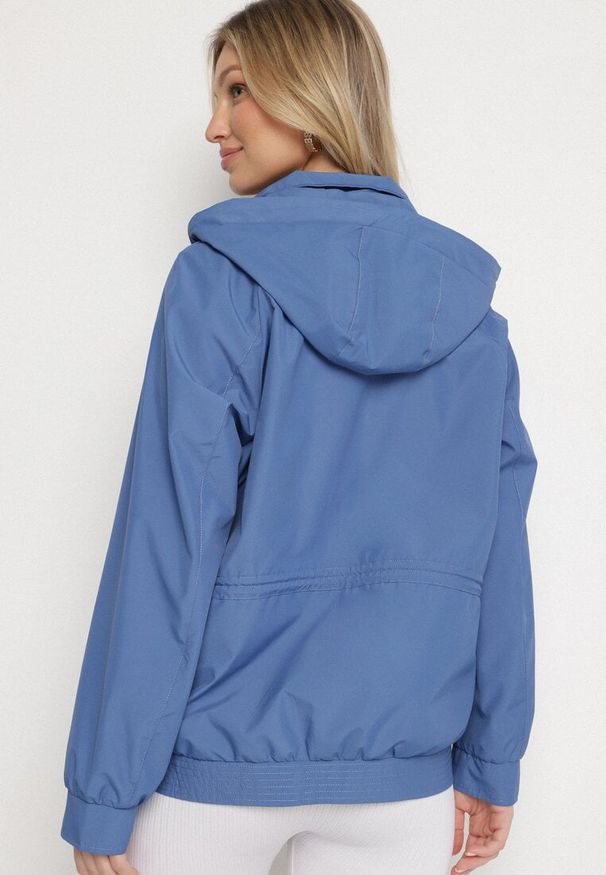 Born2be - Ciemnoniebieska Kurtka Parka o Pudełkowym Kroju ze Ściągaczem w Talii i Kapturem Sesoliena. Okazja: na spacer, na co dzień. Kolor: niebieski. Materiał: jeans. Długość rękawa: długi rękaw. Długość: długie. Styl: elegancki, casual