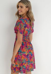 Born2be - Różowo-Granatowa Sukienka Mini z Szeroką Gumką w Talii i Kopertowym Dekoltem Nevun. Typ kołnierza: dekolt kopertowy. Kolor: różowy. Materiał: wiskoza. Wzór: kwiaty, aplikacja, kolorowy. Sezon: lato. Typ sukienki: kopertowe. Długość: mini #2