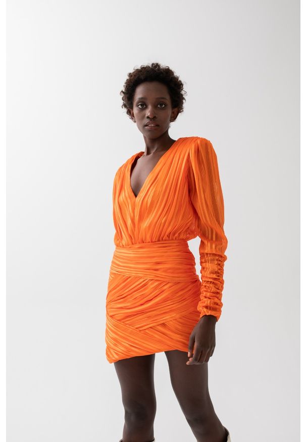 Marsala - Drapowana sukienka z szyfonu pomarańczowa - EMPIRE ORANGE-XS. Okazja: na imprezę. Kolor: pomarańczowy. Materiał: szyfon. Długość rękawa: długi rękaw. Długość: mini