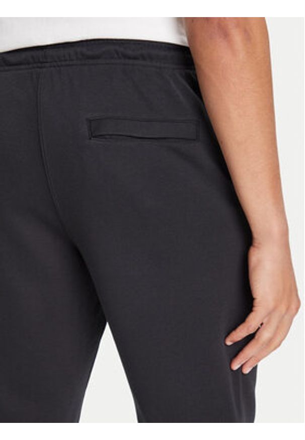 Nike Spodnie dresowe Club Fleece FN3801 Czarny Regular Fit. Kolor: czarny. Materiał: bawełna