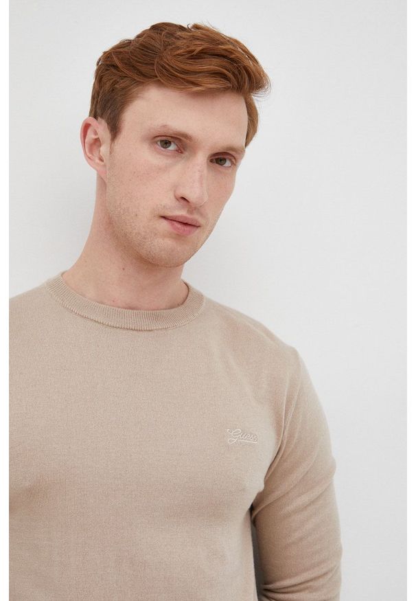Guess sweter z domieszką wełny męski kolor beżowy lekki. Kolor: beżowy. Materiał: wełna. Długość rękawa: długi rękaw. Długość: długie