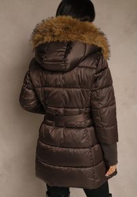Renee - Brązowa Pikowana Kurtka z Paskiem i Kapturem z Futerkiem Lilittia. Kolor: brązowy. Materiał: futro. Sezon: zima. Styl: elegancki