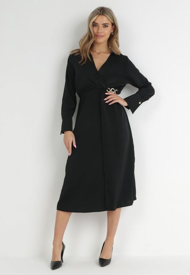 Born2be - Czarna Satynowa Sukienka Midi z Kopertowym Dekoltem i Kołnierzykiem Hartho. Kolor: czarny. Materiał: satyna. Wzór: aplikacja. Typ sukienki: kopertowe. Długość: midi