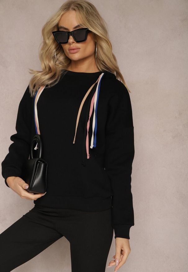 Renee - Czarna Bawełniana Bluza z Sznurkami i Kapturem Tyche. Typ kołnierza: kaptur. Kolor: czarny. Materiał: bawełna. Wzór: kolorowy