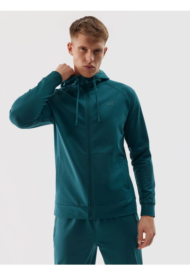 4f - Bluza treningowa rozpinana z kapturem męska - turkusowa. Typ kołnierza: kaptur. Kolor: turkusowy. Materiał: włókno, elastan, dzianina, materiał, syntetyk. Długość rękawa: raglanowy rękaw. Wzór: gładki, jednolity, ze splotem. Styl: sportowy. Sport: fitness