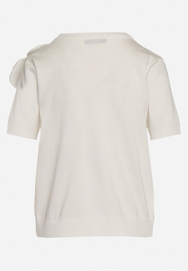 Born2be - Biała Wiskozowa Bluzka z Aplikacją 3D Kwiatkiem Sallron. Okazja: na co dzień. Kolor: biały. Materiał: wiskoza. Długość rękawa: krótki rękaw. Długość: krótkie. Wzór: kwiaty, aplikacja. Sezon: lato. Styl: casual, klasyczny