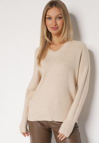 Born2be - Beżowy Sweter z Domieszką Kaszmiru z Dekoltem w Serek Feralaine. Okazja: na co dzień, na spotkanie biznesowe. Typ kołnierza: dekolt w serek. Kolor: beżowy. Materiał: kaszmir. Styl: klasyczny, casual, elegancki, biznesowy #3