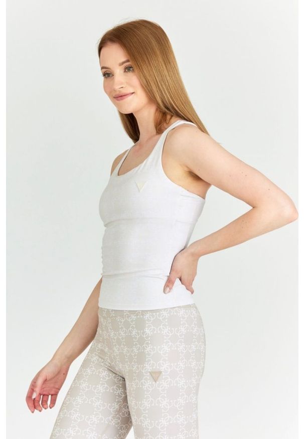 Guess - GUESS Sportowy top damski z ozdobnymi plecami. Kolor: beżowy. Materiał: poliester. Długość rękawa: na ramiączkach. Wzór: aplikacja. Styl: sportowy