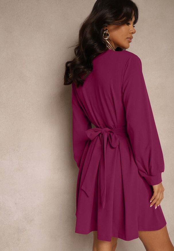 Renee - Fioletowa Kopertowa Sukienka o Rozkloszowanym Kroju ze Wszytym Wiązanym Paskiem Nalin. Okazja: na spotkanie biznesowe. Typ kołnierza: dekolt w serek. Kolor: fioletowy. Typ sukienki: kopertowe. Styl: biznesowy, elegancki