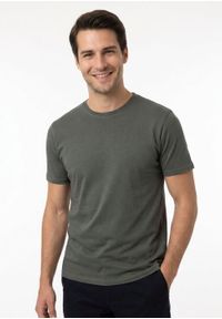 Męski T-Shirt -Brave Soul- Delikatny Efekt Sprania Tkaniny - Khaki. Okazja: na co dzień. Kolor: brązowy. Materiał: bawełna. Sezon: lato, wiosna. Styl: casual #2
