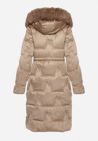 Born2be - Ciemnobeżowa Pikowana Kurtka o Długim Kroju ze Ściągaczem w Talii i Kapturem Galita. Okazja: na co dzień. Kolor: beżowy. Materiał: dzianina, poliester, jeans, futro. Długość: długie. Styl: casual, elegancki #6