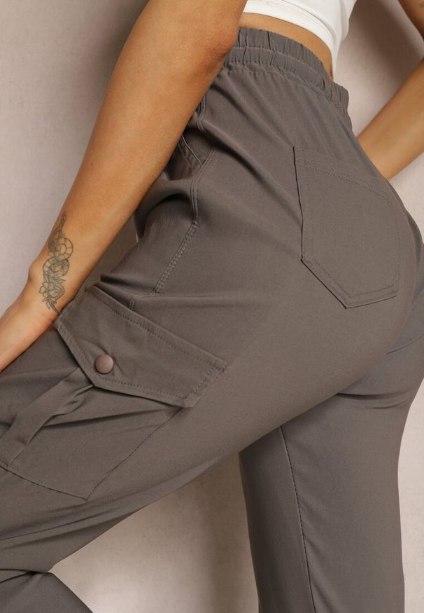 Renee - Ciemnoszare Spodnie High Waist o Fasonie Bojówek Istredda. Stan: podwyższony. Kolor: szary. Materiał: materiał. Wzór: moro. Styl: militarny