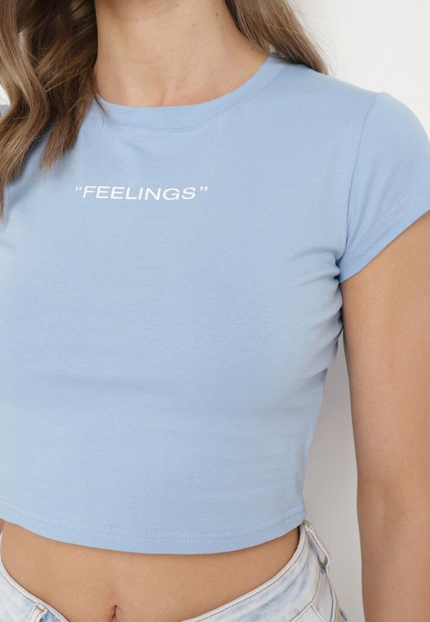 Born2be - Niebieski Dopasowany T-shirt Cropped z Napisem z Pzodu Yaloena. Okazja: na co dzień. Kolor: niebieski. Materiał: jeans, materiał. Wzór: napisy. Styl: casual, elegancki, wizytowy