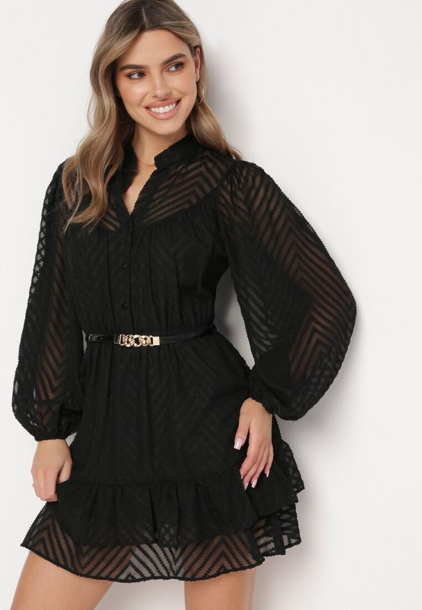Born2be - Czarna Rozkloszowana Sukienka Mini z Bufiastymi Rękawami i Falbanką Illathi. Kolor: czarny. Materiał: materiał. Wzór: aplikacja. Długość: mini