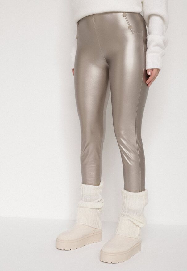 Born2be - Szampańskie Legginsy z Ekoskóry z Guzikami Wysokim Stanem i Gumką w Talii Sintheria. Okazja: na co dzień, na spacer. Stan: podwyższony. Kolor: złoty. Materiał: materiał, kaszmir. Wzór: aplikacja. Sezon: jesień. Styl: casual, elegancki