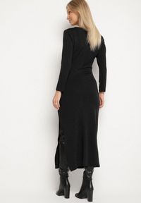 Born2be - Czarna Dopasowana Sukienka z Wiskozą i Metaliczną Ozdobą Tivallea. Kolor: czarny. Materiał: wiskoza. Wzór: aplikacja. Styl: klasyczny #7