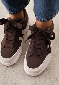 Renee - Brązowo-Beżowe Sneakersy Basic z Paskami na Boku Adila. Okazja: na co dzień. Zapięcie: pasek. Kolor: brązowy. Materiał: jeans. Wzór: paski. Obcas: na płaskiej podeszwie #2