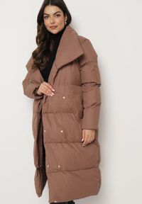 Born2be - Brązowa Kurtka Płaszcz Zapinana na Napy Ukryte pod Plisą z Kieszeniami i Paskiem Ritallas. Okazja: na co dzień, na spacer. Typ kołnierza: kołnierzyk stójkowy. Kolor: brązowy. Materiał: materiał, jeans. Długość: długie. Sezon: zima, jesień. Styl: casual, elegancki #3