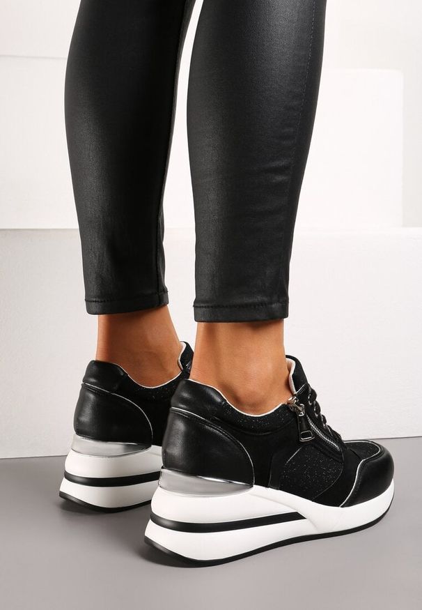 Renee - Czarne Sneakersy na Koturnie Ozdobione Zamkiem Błyskawicznym i Metaliczną Wstawką Ellieti. Zapięcie: zamek. Kolor: czarny. Materiał: jeans, skóra. Wzór: aplikacja. Obcas: na koturnie. Wysokość obcasa: średni