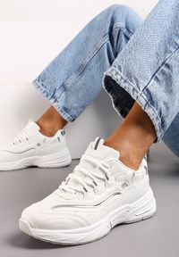 Renee - Białe Sneakersy z Ozdobnym Sznurowaniem i Przeszyciami Tiwaelia. Okazja: na co dzień. Zapięcie: sznurówki. Kolor: biały. Materiał: jeans, skóra #4