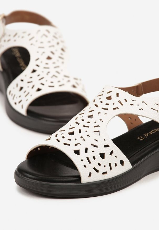 Born2be - Biało-Czarne Ażurowe Sandały na Koturnie ze Skórzaną Wkładką Lirava. Okazja: na co dzień, na spacer. Kolor: biały. Materiał: skóra. Wzór: ażurowy. Sezon: lato. Obcas: na koturnie. Styl: casual
