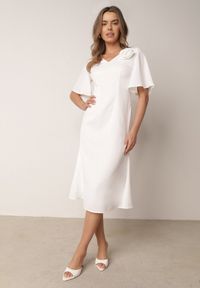 Born2be - Biała Koktajlowa Sukienka VICES ze Zwiewnymi Rękawami i Kwiatową Aplikacją 3D Talilia. Okazja: na wesele, na ślub cywilny, na imprezę. Kolor: biały. Wzór: aplikacja, kwiaty. Styl: wizytowy #1